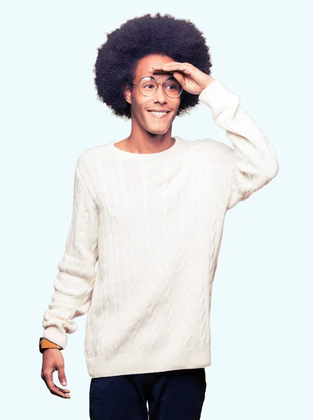 Jovem Americano Africano Com Cabelo Afro Vestindo Óculos Muito Felizes — Fotografia de Stock