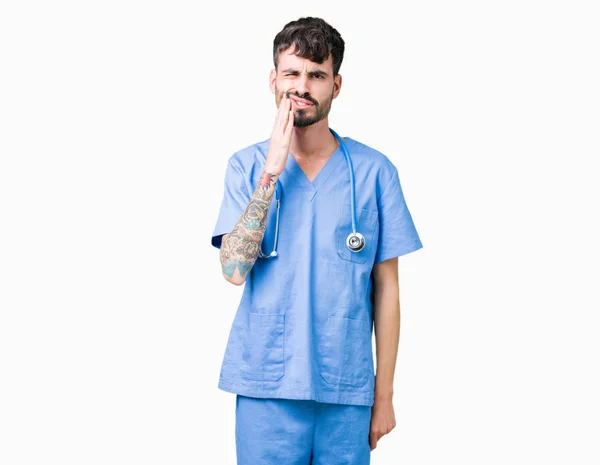 Νέος Όμορφος Νοσοκόμα Άντρας Φορώντας Στολή Χειρουργού Πάνω Από Απομονωμένο — Φωτογραφία Αρχείου