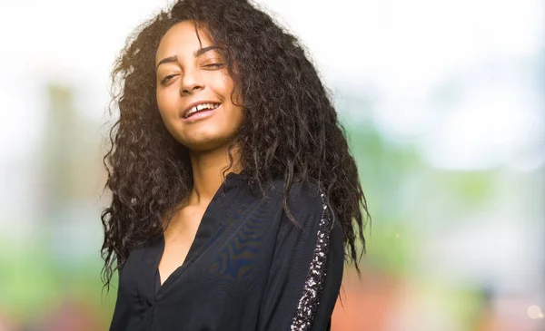 Giovane Bella Ragazza Con Capelli Ricci Indossa Abito Elegante Ammiccante — Foto Stock