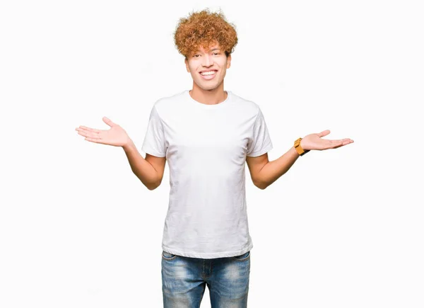 Homem Bonito Jovem Com Cabelo Afro Vestindo Shirt Branca Casual — Fotografia de Stock