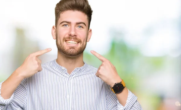 Homem Bonito Jovem Sorrindo Confiante Mostrando Apontando Com Dedos Dentes — Fotografia de Stock