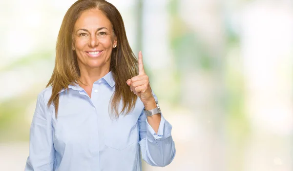 Mooie Middenleeftijd Volwassen Zakenvrouw Geïsoleerde Achtergrond Tonen Omhoog Met Vinger — Stockfoto