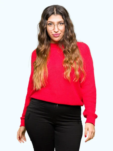 Jovem Mulher Bonita Vestindo Óculos Vermelhos Com Expressão Séria Rosto — Fotografia de Stock