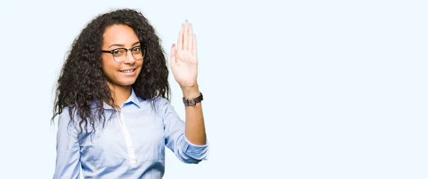 Jonge Mooie Zakelijke Meisje Met Krullend Haar Dragen Brillen Afzien — Stockfoto