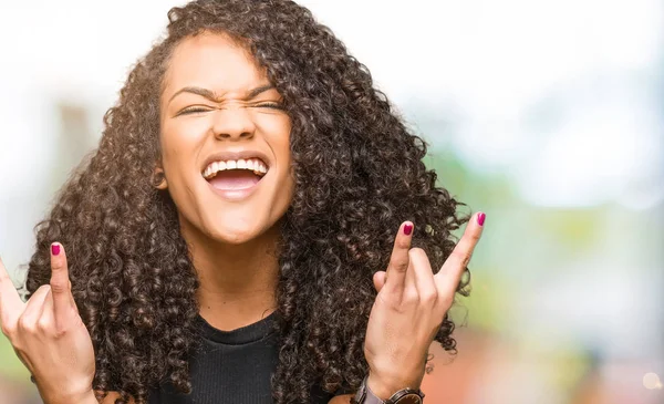 Joven Hermosa Mujer Con Pelo Rizado Gritando Con Expresión Loca —  Fotos de Stock