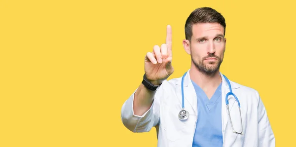 Bonito Médico Homem Vestindo Uniforme Médico Sobre Fundo Isolado Apontando — Fotografia de Stock