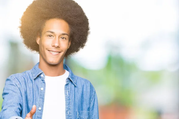 Unga Afroamerikanska Man Med Afro Hår Leende Vänliga Erbjudande Handslag — Stockfoto