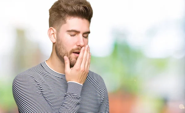 Giovane Bell Uomo Che Indossa Maglione Righe Annoiato Sbadigliando Stanca — Foto Stock