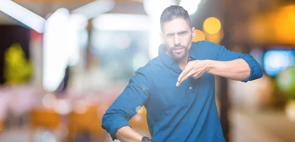 Joven Guapo Hombre Sobre Aislado Fondo Prisa Apuntando Ver Tiempo — Foto de Stock