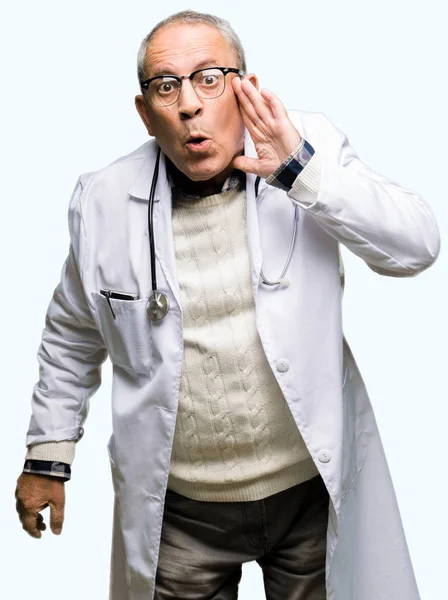 Όμορφος Ανώτερος Γιατρός Άνθρωπος Φορώντας Ιατρική Παλτό Χέρι Στο Στόμα — Φωτογραφία Αρχείου