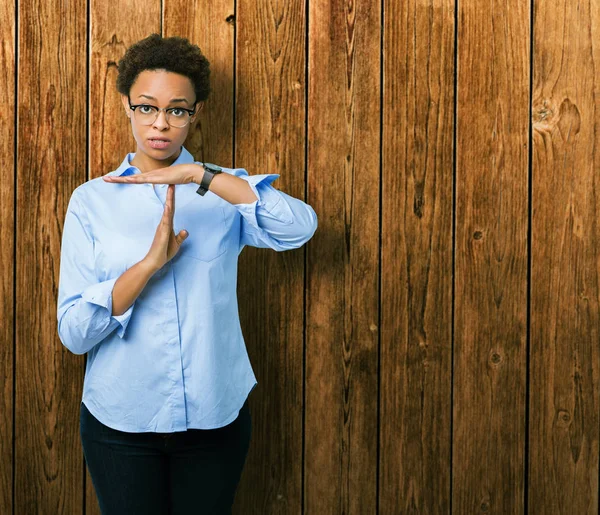 Jonge Mooie Afrikaanse Amerikaanse Zakenvrouw Geïsoleerde Achtergrond Doen Time Out — Stockfoto