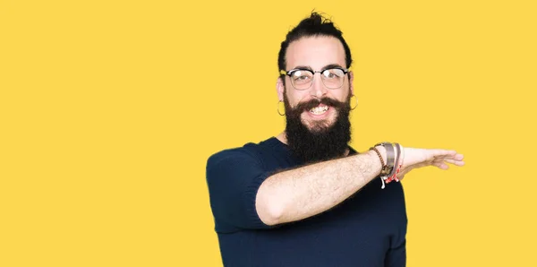Homem Jovem Hipster Com Cabelos Longos Barba Vestindo Óculos Gesticulando — Fotografia de Stock
