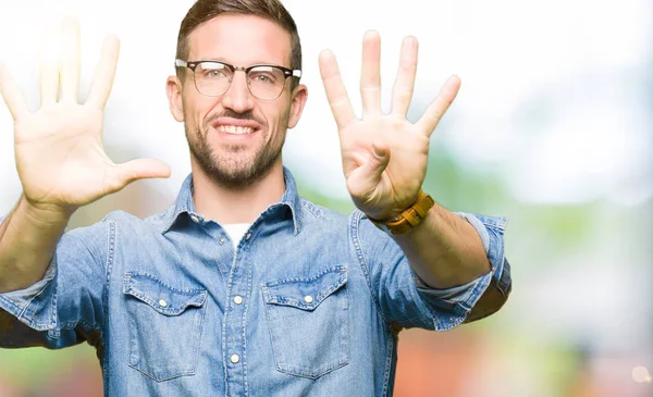 Schöner Mann Mit Brille Der Mit Fingern Nummer Neun Nach — Stockfoto