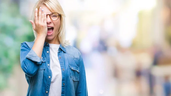 Junge Schöne Blonde Frau Trägt Eine Brille Über Isoliertem Hintergrund — Stockfoto