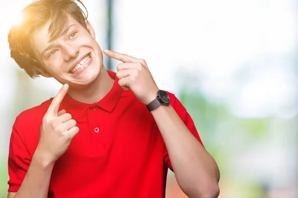 Homem Bonito Jovem Vestindo Camiseta Vermelha Sobre Fundo Isolado Sorrindo — Fotografia de Stock