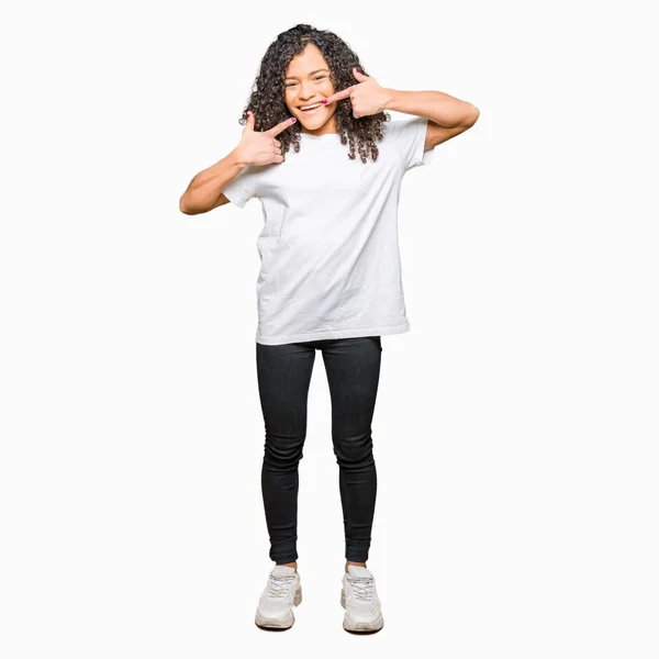 Jonge Mooie Vrouw Met Krullend Haar Dragen Witte Shirt Glimlachend — Stockfoto