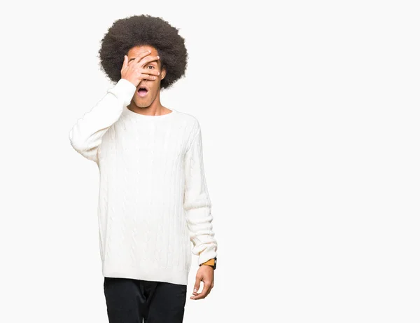 Jovem Americano Africano Com Cabelo Afro Vestindo Suéter Inverno Espreitando — Fotografia de Stock