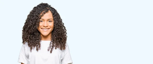 Joven Hermosa Mujer Con Pelo Rizado Usando Una Camiseta Blanca — Foto de Stock