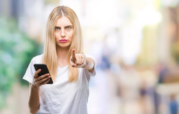 Joven Mujer Rubia Hermosa Usando Teléfono Inteligente Sobre Fondo Aislado — Foto de Stock