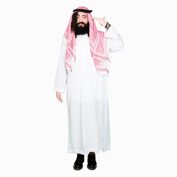 アラビアン ビジネスの男性伝統的なクーフィーヤを着て長い髪とマフラー撮影と殺す自分の頭 自殺ジェスチャーを手と指を指す — ストック写真