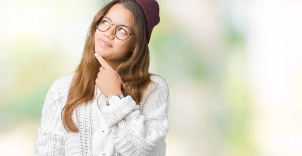 Giovane Bella Donna Hipster Bruna Indossa Occhiali Cappello Invernale Sfondo — Foto Stock