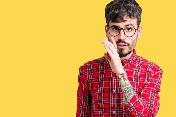 Ung Vacker Man Glasögon Över Isolerade Bakgrund Handen Munnen Säger — Stockfoto