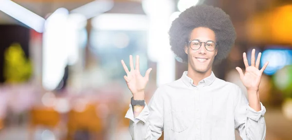 Młody African American Man Afro Włosy Noszenie Okulary Pokazując Wskazując — Zdjęcie stockowe