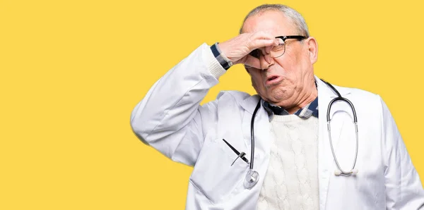 Bel Dottore Anziano Che Indossa Cappotto Medico Che Puzza Puzza — Foto Stock