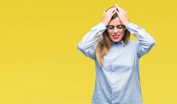 Jovem Mulher Negócios Bonita Usando Óculos Sobre Fundo Isolado Sofrendo — Fotografia de Stock