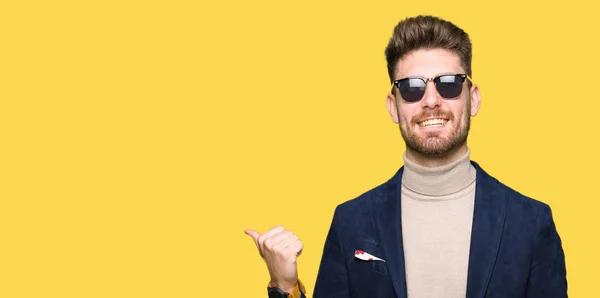 Jeune Bel Homme Élégant Portant Des Lunettes Soleil Souriant Avec — Photo