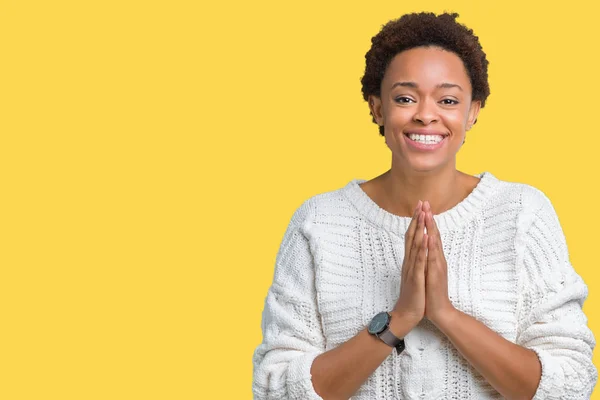 Linda Jovem Afro Americana Vestindo Suéter Sobre Fundo Isolado Orando — Fotografia de Stock