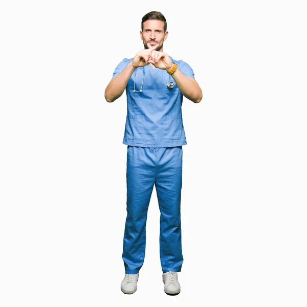 Muž Pohledný Doktor Lékařských Uniformě Nad Izolované Pozadí Odmítnutí Výraz — Stock fotografie