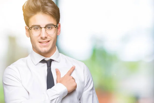Ung Affärsman Som Bär Glasögon Över Isolerade Bakgrund Glada Med — Stockfoto