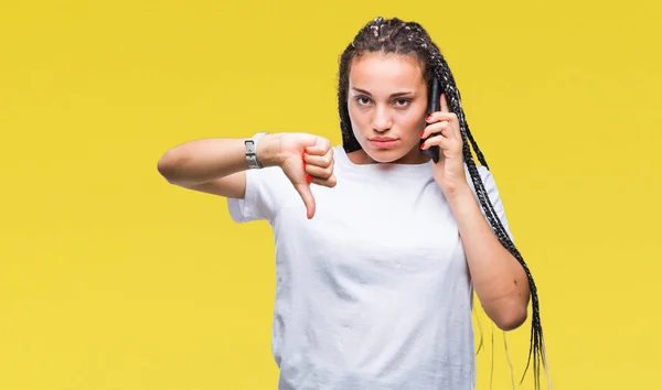 Jovem Trançado Cabelo Afro Americano Menina Mostrando Chamada Usando Smartphone — Fotografia de Stock