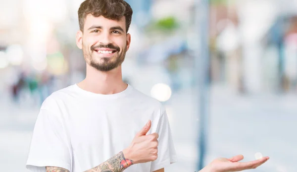 Joven Hombre Guapo Con Camiseta Blanca Sobre Fondo Aislado Mostrando —  Fotos de Stock