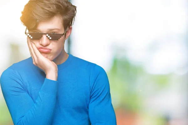 Joven Hombre Usando Gafas Vida Matón Divertido Sobre Fondo Aislado —  Fotos de Stock