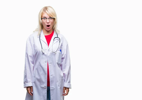 Jonge Mooie Blonde Dokter Vrouw Dragen Medische Uniform Geïsoleerde Achtergrond — Stockfoto