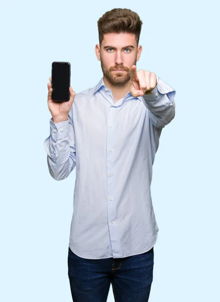 Jonge Knappe Man Business Weergegeven Smartphone Scherm Met Vinger Wijzen — Stockfoto
