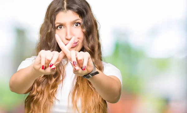 Junge Schöne Frau Trägt Legeres Weißes Shirt Ablehnung Ausdruck Daumendrücken — Stockfoto