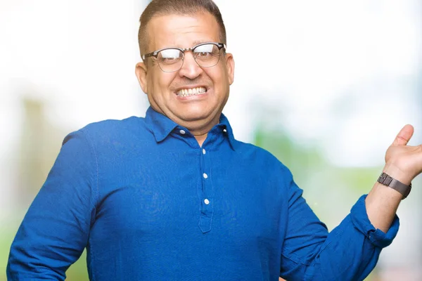 Medelåldern Arabiska Mannen Bär Glasögon Över Isolerade Bakgrund Leende Glada — Stockfoto