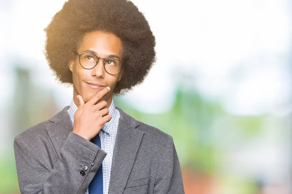 Fiatal Afro Amerikai Üzletember Afro Haj Szemüveg Kézzel Álla Gondolkodás — Stock Fotó