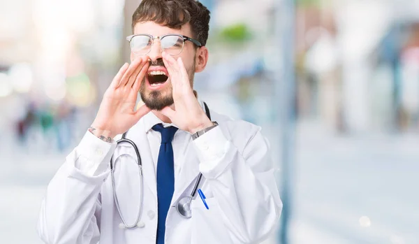 Joven Doctor Vistiendo Abrigo Hospital Sobre Fondo Aislado Gritando Enojado —  Fotos de Stock