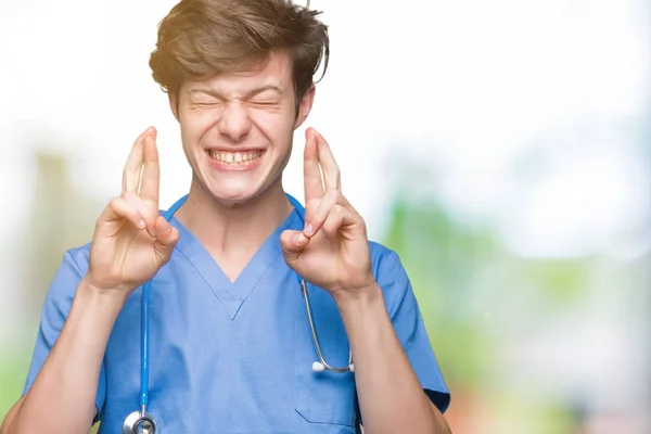 Νέος Γιατρός Φορώντας Ιατρική Στολή Πάνω Από Απομονωμένο Φόντο Χαμογελαστά — Φωτογραφία Αρχείου