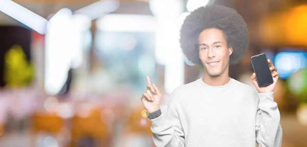 Unga Afroamerikanska Man Med Afro Hår Visar Smartphone Skärmen Mycket — Stockfoto