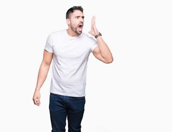 Młody Człowiek Ubrany Shirt Biały Dorywczo Białym Tle Krzycząc Krzycząc — Zdjęcie stockowe