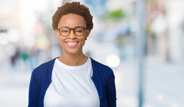 Joven Mujer Afroamericana Hermosa Con Gafas Sobre Fondo Aislado Con — Foto de Stock