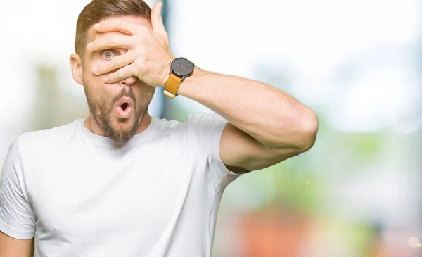 Bello Uomo Che Indossa Casual Bianco Shirt Sbirciare Shock Che — Foto Stock