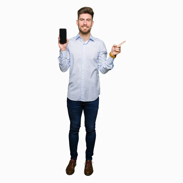 Junger Gutaussehender Mann Zeigt Smartphone Bildschirm Sehr Glücklich Und Zeigt — Stockfoto