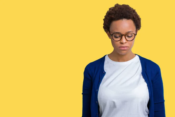 Jonge Mooie Afrikaanse Amerikaanse Vrouw Bril Geïsoleerde Achtergrond Depressief Zorg — Stockfoto