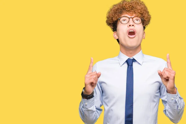 Joven Hombre Negocios Guapo Con Gafas Afro Vistiendo Asombrado Sorprendido —  Fotos de Stock